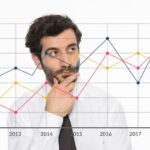 Man bakom graf som analyserar marknadstrender